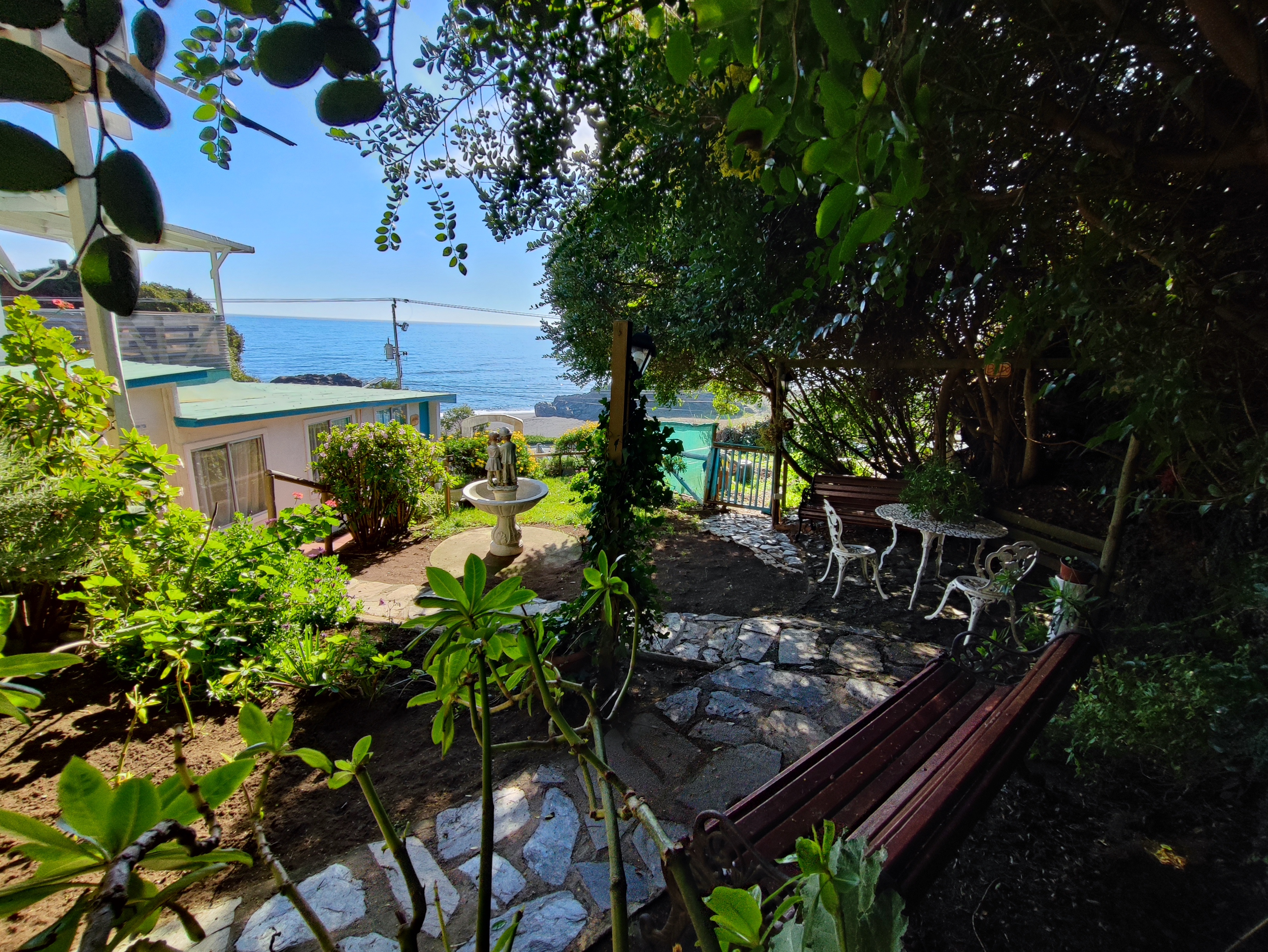 Terraza exterior área común cabañas Pelluhue